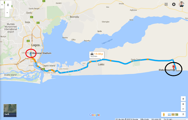 Khoảng cách 65 km từ bãi biển (khoanh đen) đến sân vận động quốc gia (khoanh đỏ).