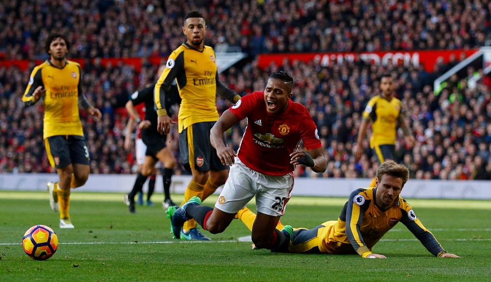 Manchester United không nhận được những quyết định có lợi từ trọng tài ở các tình huống nhạy cảm. Ảnh: Mirror.