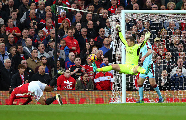Thủ thành Tom Heaton có màn trình diễn xuất thần trước M.U. Ảnh: The Sun.