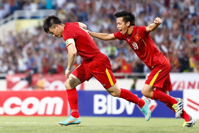 Đối thủ của Phượng là hai tiền đạo xuất sắc bậc nhất lịch sử bóng đá Việt Nam. Ảnh: Thanh Hà.