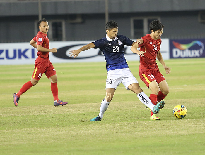 Công Phượng lần đầu được đá chính tại AFF Cup 2016.