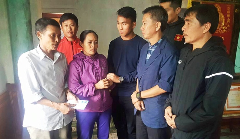 HLV Hoàng Anh Tuấn cùng đoàn đã trao tận tay số tiền quyên góp được để ủng hộ người dân rốn lũ Quảng Bình.