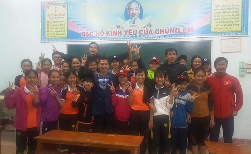 U19 Việt Nam giao lưu với các em học sinh nơi vùng rốn lũ.