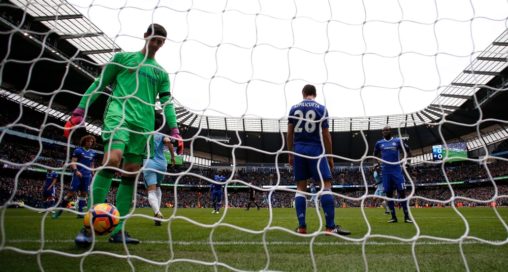 Sự thất vọng của các cầu thủ đội khách. Ảnh: Mirror.