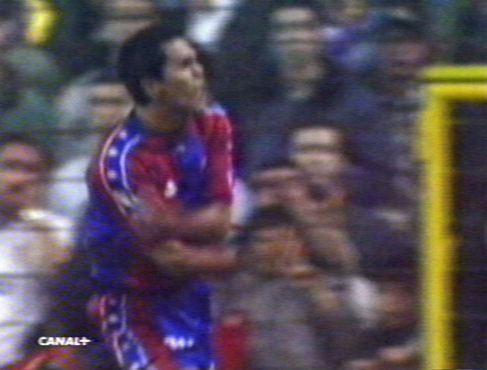 Trên sân Bernabeu ngày 1/11/1997, Giovanni ghi bàn quyết định giúp Barca thắng 3-2 ở phút 79. Ngay lập tức, anh có hành động ăn mừng bằng một hành động lăng mạ các CĐV Real Madrid.