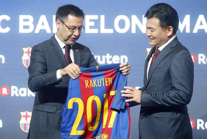 Hai vị lãnh đạo Barcelona và Rakuten tại lễ công bố nhà tài trợ áo đấu mới. Ảnh: Reuters.