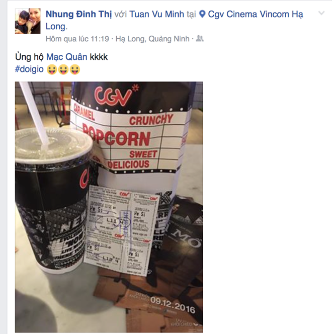 Tiền vệ Vũ Minh Tuấn cùng bà xã tới rạp chiếu phim ủng hộ sản phẩm mới có sự góp mặt của Mạc Hồng Quân.