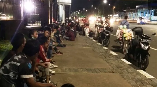 Rất nhiều cổ động viên đã chầu chực từ đêm trước. Có người như anh Joseph chia sẻ với Bola rằng mình di chuyển hơn 2.000 km và xếp hàng từ 5 giờ sáng để mua vé. Ảnh: Bola.