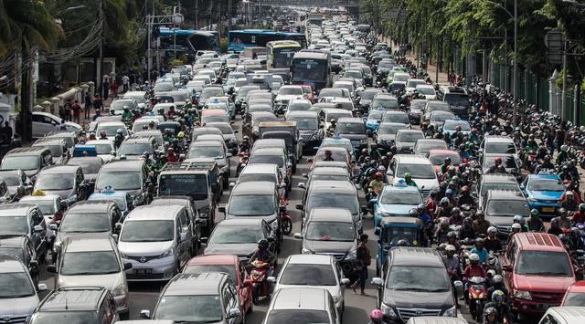 Kẹt xe là vấn nạn của giao thông Indonesia, gặp phải cơn sốt vé thì phương tiện di chuyển khó khăn hơn bội phần. Trận chung kết lượt đi sẽ diễn ra vào 19h tối mai (14/12). Ảnh: Bola.
