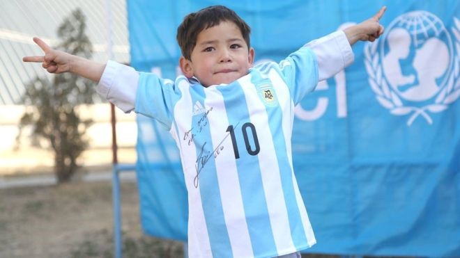 Murtaza Ahmadi có biệt danh "cậu bé áo nylon" khi tạo ra chiếc áo bằng nylon và có vẽ tên Messi phía sau. Ảnh: 101 GreatGoals.