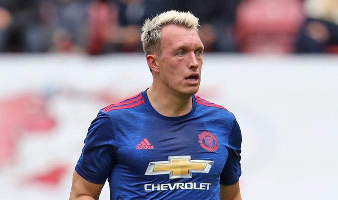 Hy vọng chấn thương sẽ không còn thường xuyên đeo bám Phil Jones. Ảnh: Daily Mail.