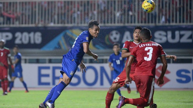 Sau 33 phút, Thái Lan vượt lên nhờ bàn mở tỷ số của đội trưởng Dangda với pha đánh đầu trong tư thế thoải mái. Ảnh: AFF Cup 2016.