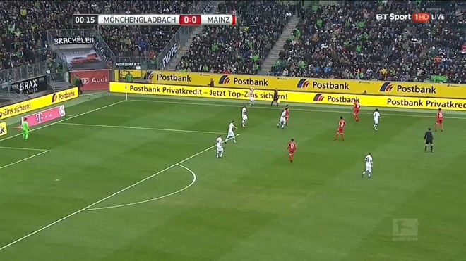 Một trận đấu giữa Gladbach và Mainz cũng chật kín khán giả.