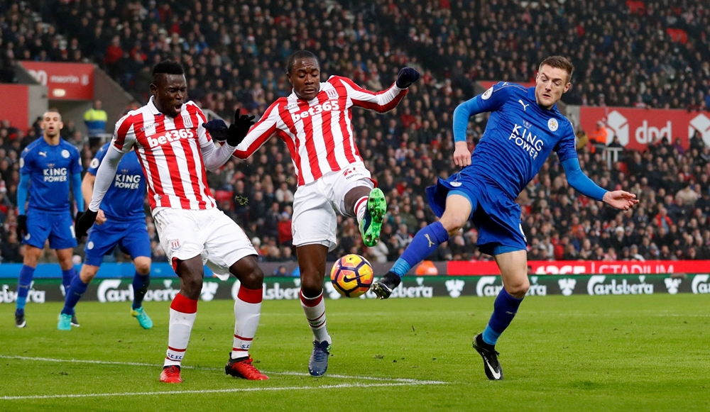 Đang có thế trận khá tốt trước Stoke City, thì chân sút chủ lực của Leicester City Jamie Vardy có pha vào bóng nguy hiểm với Mame Biram Diouf (sọc đỏ trái). Trong ảnh là một tình huống tranh chấp ở vùng cấm địa. Ảnh: Mirror.