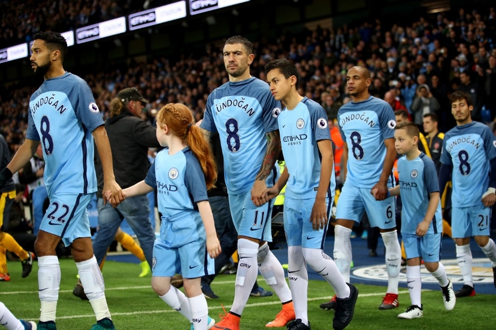 Trước trận đấu, Manchester City đã có hành động đẹp để ủng hộ người đồng đội Ilkay Gundogan bằng cách mặc ngược áo đấu số tám của cầu thủ người Đức. Ảnh: Mirror.