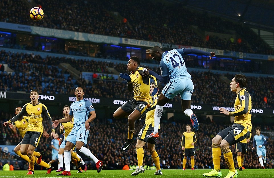 Hiệp đấu đầu tiên kết thúc với tỷ số 0-1 nghiêng về Pháo thủ thành London. Ảnh: Daily Mail.