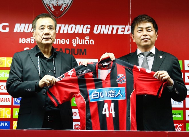 Chủ tịch Muangthong United (người bên trái) công bố bản hợp đồng cho mượn Chanathip. Ảnh: Nation Multimedia.