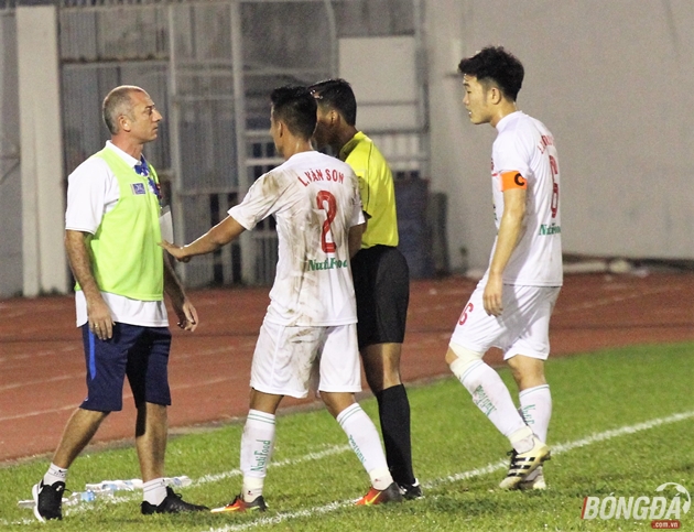 HLV Graechen không hài lòng về lối chơi của U21 HAGL trước đội bóng trẻ Thái Lan. Ảnh: Đình Viên.