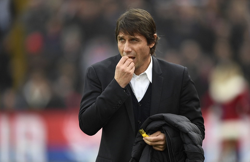 Một chút sơ sẩy, thầy trò HLV Antonio Conte hoàn toàn có thể phải trả giá bằng kết quả của cả một mùa giải. Ảnh: Daily Mail.
