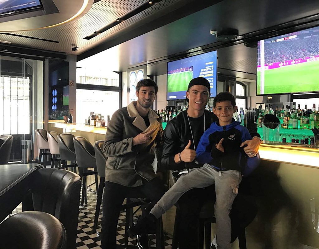 Như mọi năm, Cristiano Ronaldo đón Giáng sinh bên cạnh cậu con trai yêu quý Cristiano Ronaldo Jr. Hai cha con đáp phi cơ riêng trở về quê nhà Madeira. Ảnh: Instagram.