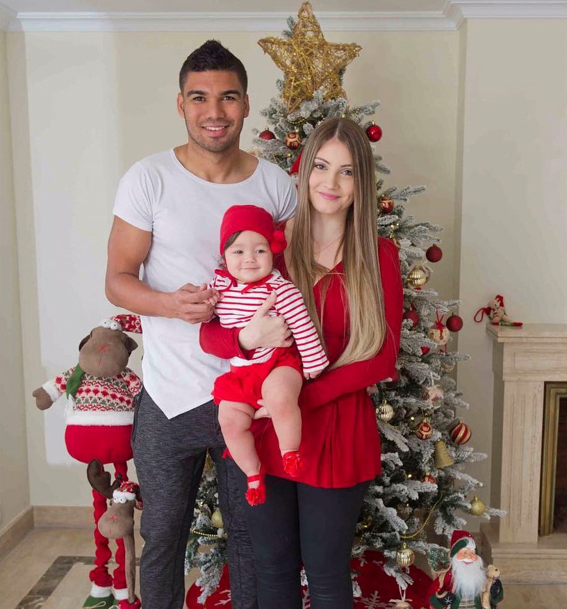Casemiro hạnh phúc bên cô vợ Anna Mariana và công chúa nhỏ Sara. Ảnh: Instagram.