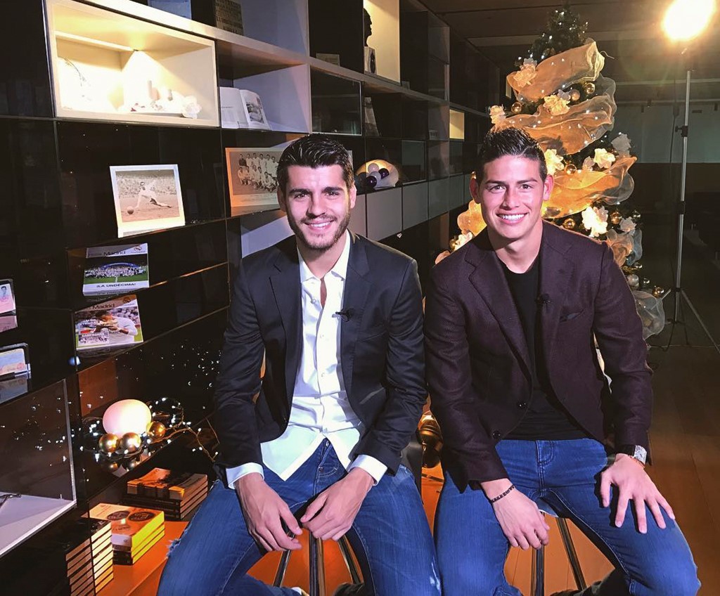 Alvaro Morata và James Rodriguez pose hình trong phòng truyền thống của Real Madrid. Ảnh: Instagram.