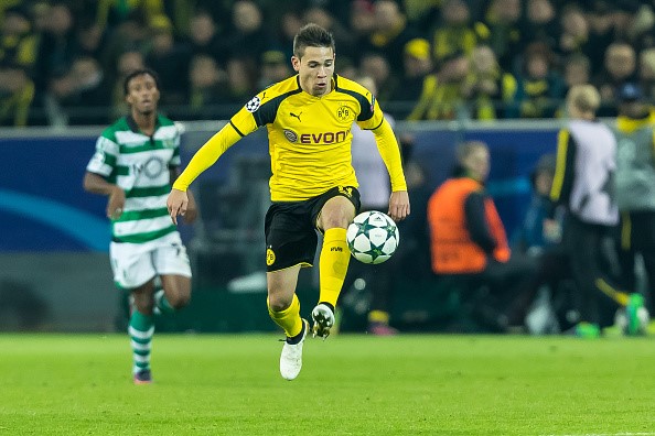 Raphael Guerreiro (Borussia Dortmund): Hậu vệ 23 tuổi đến Dortmund vào mùa hè vừa qua. Guerreiro nhanh chóng khẳng định được tài năng của mình và chiếm vị trí trong đội hình chính thức của đội bóng nước Đức. Anh đóng vai trò quan trọng giúp Dortmund giành quyền vào vòng 1/8 Champions League.