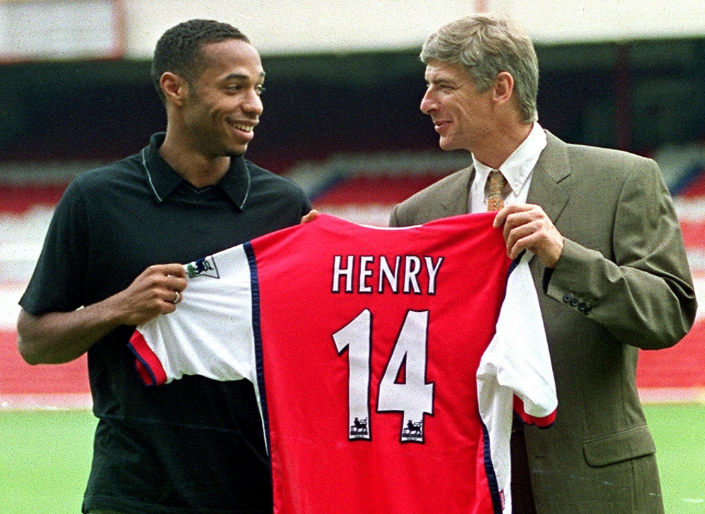 Arsene Wenger từng chi tiêu rất mạnh tay trên thị trường chuyển nhượng. Ảnh: Mirror.