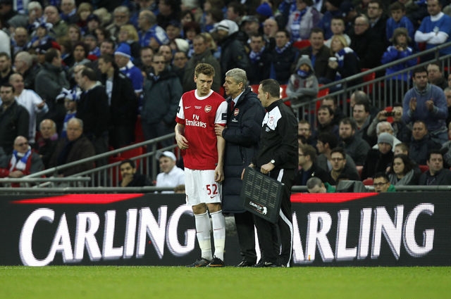 Arsene Wenger và Nicklas Bendtner. Ảnh: Mirror.