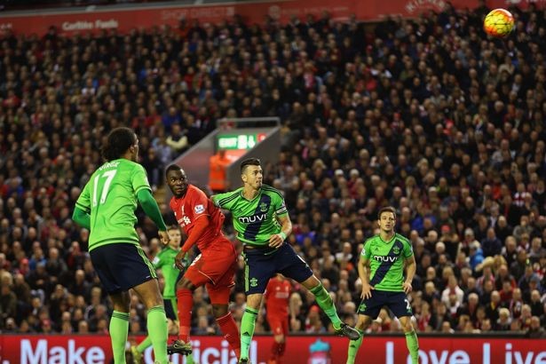 Benteke là cầu thủ đầu tiên nổ súng dưới thời Jurgen Klopp với pha đánh đầu trong trận hòa 1-1 trước Southampton vào ngày 25/10/2015. Ảnh: Mirror.