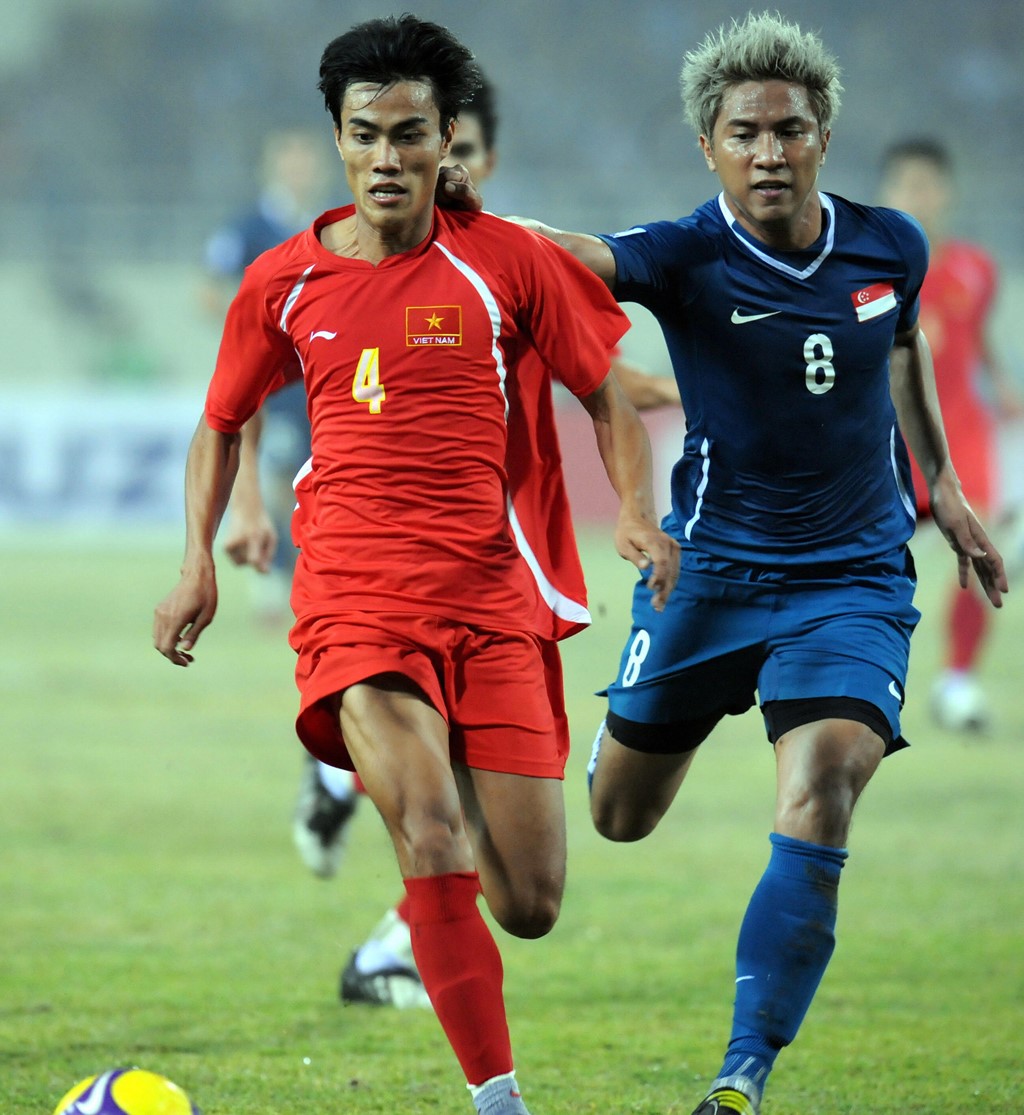 2. Trung vệ Lê Phước Tứ: Tại AFF Cup 2008, Phước Tứ được đánh giá là hòn đá tảng ở trung tâm hàng phòng ngự đội tuyển Việt Nam nhờ lối chơi mạnh mẽ và quyết đoán. Màn trình diễn ấn tượng của trung vệ gốc Quảng Nam khiến 2 năm sau Sài Gòn Xuân Thành sẵn sàng trả 12 tỷ đồng để đưa anh về. Dưới thời cựu HLV Toshiya Miura, Phước Tứ vẫn là trụ cột của hàng thủ tuyển Việt Nam. Hiện tại, Phước Tứ thử việc ở câu lạc bộ Long An.