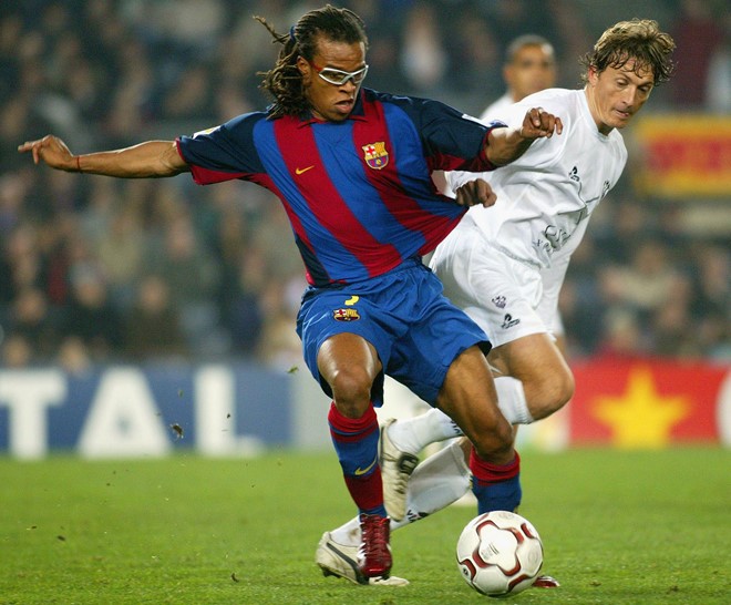 Tháng 1/2004, Barcelona mượn Edgar Davids từ Juventus. Lúc này, CLB xứ Catalan thi đấu rất chật vật và rơi xuống giữa bảng xếp hạng. HLV Frank Rijkaard mới được bổ nhiệm cũng chịu nhiều áp lực. Thế nhưng sự có mặt của ngôi sao người Hà Lan đã vực dậy tuyến giữa Barcelona, qua đó góp phần giúp CLB thi đấu khởi sắc hơn hẳn trong giai đoạn còn lại. Kết thúc mùa, họ cán đích thứ nhì sau Valencia.
