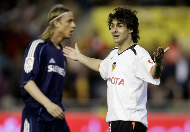 Tháng 1/2001, Valencia chi 24 triệu euro (13 triệu bảng thời điểm đó) mua Pablo Aimar từ River Plate. Phần còn lại về tiền vệ người Argentina và Valencia thuộc về lịch sử với những chiến tích vang dội. Nói về cầu thủ này, huyền thoại Maradona vào năm 2003 thốt lên: "Pablo là cầu thủ duy nhất khiến tôi tốn tiền mua vé vào sân xem bóng đá. Anh ấy là cầu thủ hay nhất Argentina suốt những năm qua và tài năng hơn cả Riquelme hay Saviola."