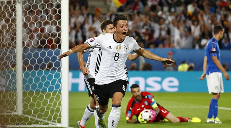 Người Ý ôm hận trước đội tuyển Đức tại EURO 2016. Ảnh: Daily Mail.