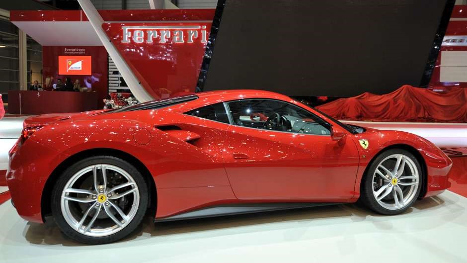 Mỗi chiếc Ferrari 488s có giá khoảng 183.984 bảng. Với một tuần lương, Tevez có thể cùng lúc mua 3 chiếc. Ảnh: Goal.