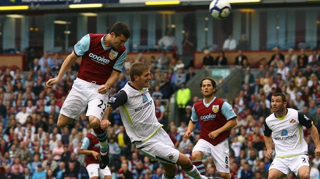 Burnley vs Sunderland (22h ngày 31/12): Sunderland chỉ thua duy nhất một trận đấu sau 18 lần gặp Burnley ở Premier League, đó là trận thua 3-1 vào năm 2009 (10 thắng, 7 hòa, 1 thua).