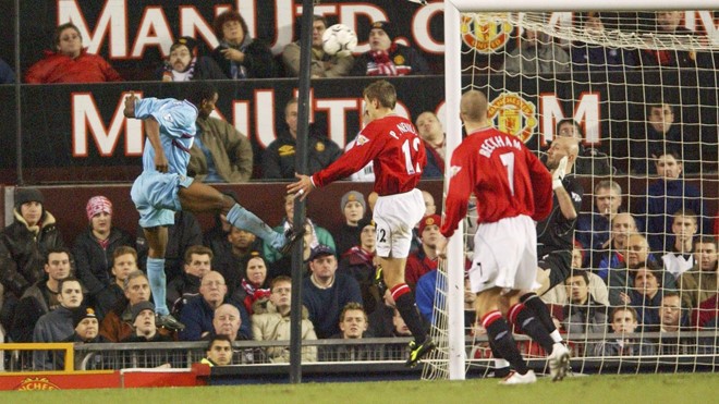 Leicester vs West Ham (22h ngày 31/12): West Ham chỉ giành chiến thắng một lần trước các nhà đương kim vô địch Premier League (hòa 1, thua 18). Đội bóng bị The Hammers hạ gục là Manchester United vào tháng 12/2001 với tỉ số 1-0.