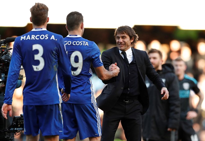 Fan Chelsea: Chúng tôi chỉ ước đứng mãi trên đỉnh bảng xếp hạng thôi. Cô độc hay lạnh lẽo cũng được, kệ. Nhân tiện Conte có món kẹo ngậm Ambrosoli al Miele ngon lắm. Đấy chính là phương thuốc thần giúp ông duy trì khả năng hò hét gào thét cuồng nộ. BLĐ Chelsea nên xem xét nhập về phát cho cổ động viên, bởi cứ với tình hình thắng như chẻ tre hiện nay, fan Chelsea sẽ khản cổ, mất giọng vì ăn mừng.