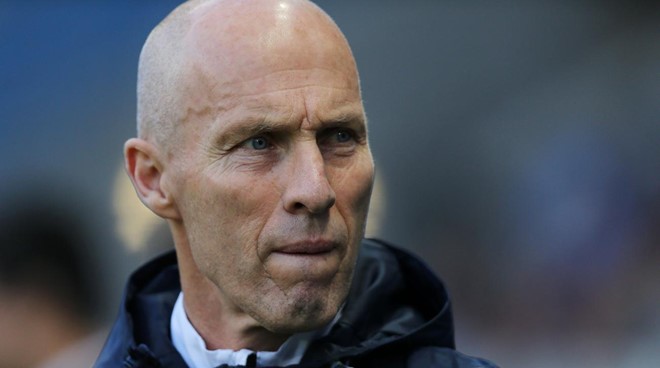 Swansea City: Giấc mơ, hay cơn ác mộng Premier League, của cựu HLV Bob Bradley đã khép lại chỉ sau có 11 trận. Quá nhiều số 2 xảy đến trong thời gian Bob tại vị: chỉ 2 trận thắng, thua 20 bàn trong 6 trận cuối, đứng thứ… hai từ dưới lên. Tại vị 11 trận, Bradley là HLV chính thức có số trận ít thứ “hai” trong lịch sử Premier League. Năm mới, HLV mới, bầy Thiên nga đen muốn nhuộm lông màu trắng, rũ bùn đứng dậy sáng lòa.