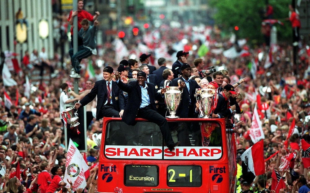 Manchester United trở thành biểu tượng toàn cầu sau cú ăn ba năm 1999.