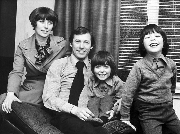 Sir Alex Ferguson cùng vợ con thời dẫn dắt St Mirren.