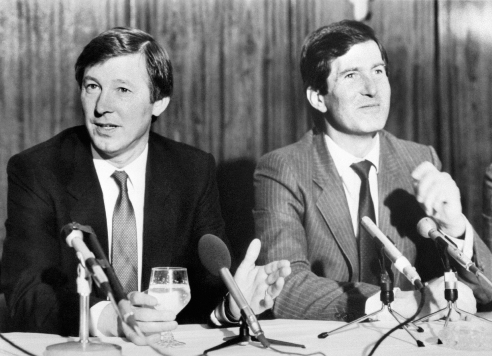 Chủ tịch Manchester United Martin Edwards giới thiệu tân huấn luyện viên Alex Ferguson ngày 07/11/1986 tại Old Trafford.