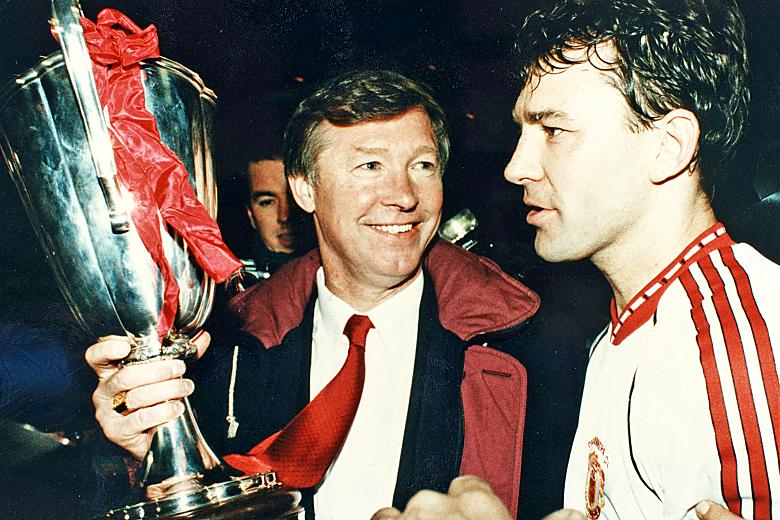 Alex Ferguson với chiếc Cup C2 năm 1991 sau khi đánh bại Barcelona trong trận chung kết.