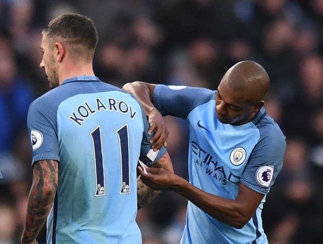 Fernandinho trao lại băng đội trưởng cho Kolarov.