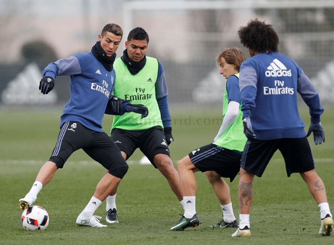 Cách đây không lâu, CR7 thừa nhận không thích mang những đôi giày màu đen vì tông màu tối khiến anh có cảm giác chậm chạp, trong khi bản thân lại khao khát sự nhanh nhẹn. Ảnh: Real Madrid.