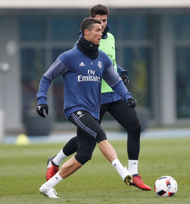 Với đôi giày trắng sáng sủa, ngôi sao người Bồ Đào Nha kỳ vọng tiếp tục có một năm thi đấu thăng hoa. Ảnh: Real Madrid.