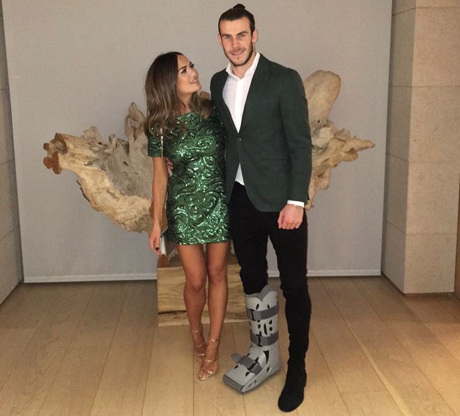 Do chấn thương mắt cá, Gareth Bale vẫn chưa thể trở lại tập luyện. Ngôi sao 27 tuổi đón năm mới cùng cô vợ Emma Rhys-Jones ở quê nhà Xứ Wales. Ảnh: Real Madrid.