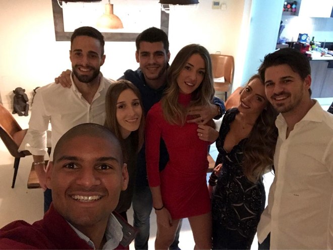 Tiền đạo Alvaro Morata tận hưởng giây phút quý giá ngày đầu năm bên cô bạn gái xinh đẹp Alice Campello và những người bạn trước khi cùng Real bước vào guồng quay gấp gáp của giai đoạn lượt về. Ảnh: Real Madrid.