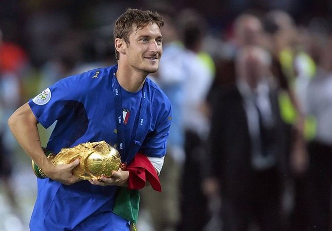 Chỉ đến World Cup 2006, người hâm mộ đội bóng thiên thanh mới được chứng kiến một Totti "bình thường" nhất. Anh ghi được 1 bàn thắng cùng 4 lần giúp đồng đội lập công, thành tích còn lại của đội tuyển Italy có lẽ là điều không cần phải nhắc lại. Kết thúc kỳ World Cup rực rỡ trên đất Đức, Totti cũng chính thức tuyên bố giã từ sự nghiệp thi đấu quốc tế. 58 trận, 9 bàn thắng không thể đánh giá đúng đẳng cấp của Totti nhưng chiếc cúp vàng World Cup 2006 cũng có thể coi là một niềm an ủi với huyền thoại này.