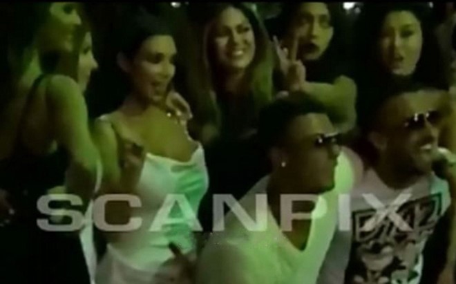 Vui vẻ bên Kim Kardashian: Sau khi xuất hiện những hình ảnh nóng bỏng cùng nam ca sĩ Ray J năm 2007, Kim Kardashian bị bắt gặp có kỳ nghỉ đáng nhớ cùng Cristiano Ronaldo tại Madrid. Ngoài ra, cả hai cùng vui vẻ trong một hộp đêm và đi ăn với nhau nhiều lần. Tuy nhiên, chuyện tình của họ cũng không có một kết thúc trong mơ là một đám cưới lãng mạn.